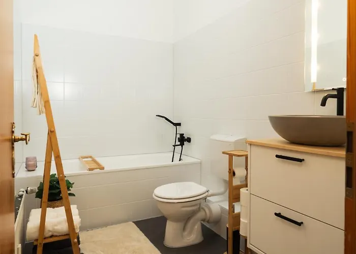 Daire Helle & Gemuetliche Dachwohnung Mit Terasse *