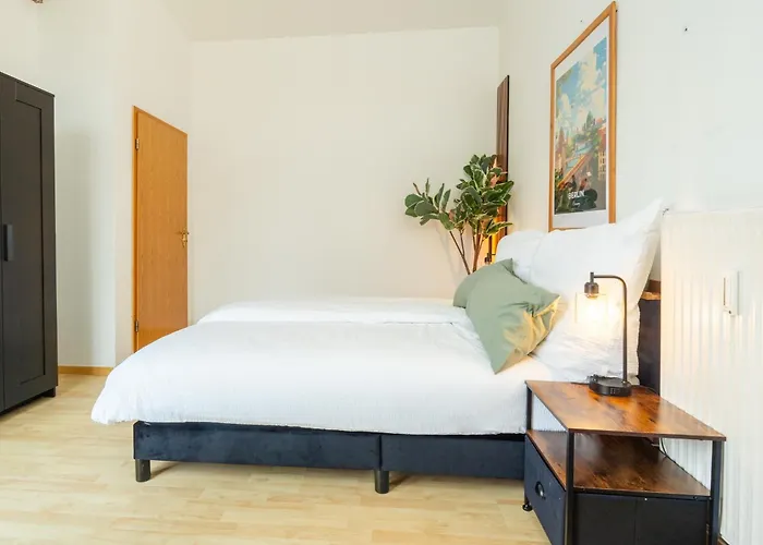 Helle & Gemuetliche Dachwohnung Mit Terasse アパート ベルリン